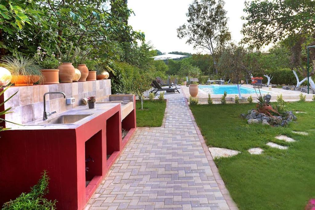 The Red House In Dassia Exterior foto